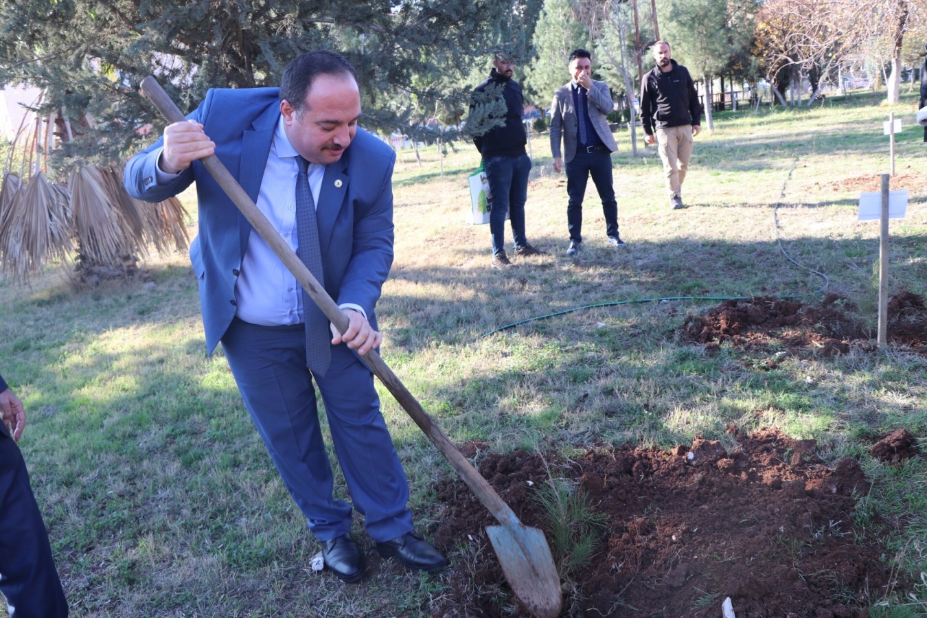 Ekinci okul bahçesine fidan dikti;