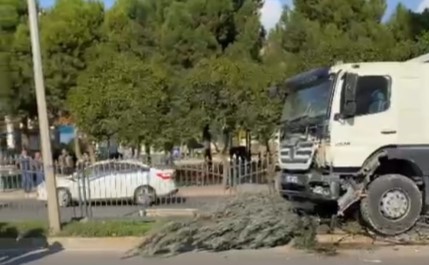 Şanlıurfa'da kamyon refüje çıktı!;