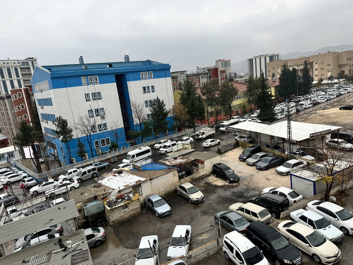 O bölgedeki otopark yetersizliği öğrencileri mağdur ediyor;