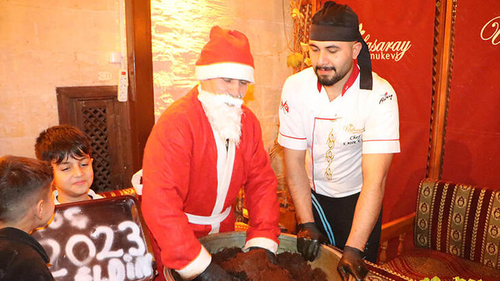 Urfa'da yılbaşı klasiği değişmedi: Noel baba çiğköfte yoğurdu;