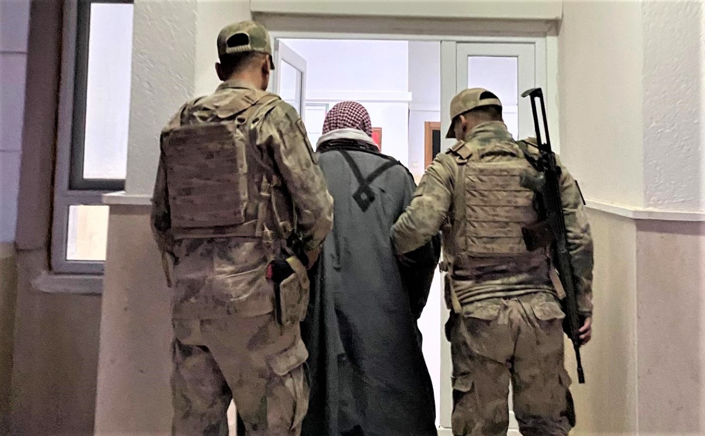 ‘Kendini savunamayacak yakın akrabayı öldürme’ suçundan aranan şahıs yakalandı;
