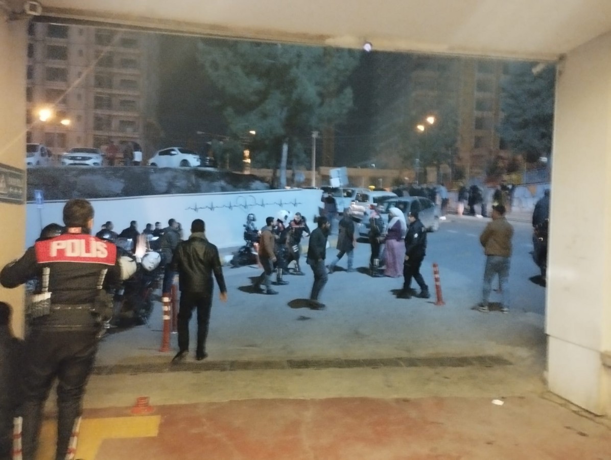 Hastanede silahlı kavga sonrası ortalık karıştı! Polis ve gazeteci de yaralandı;