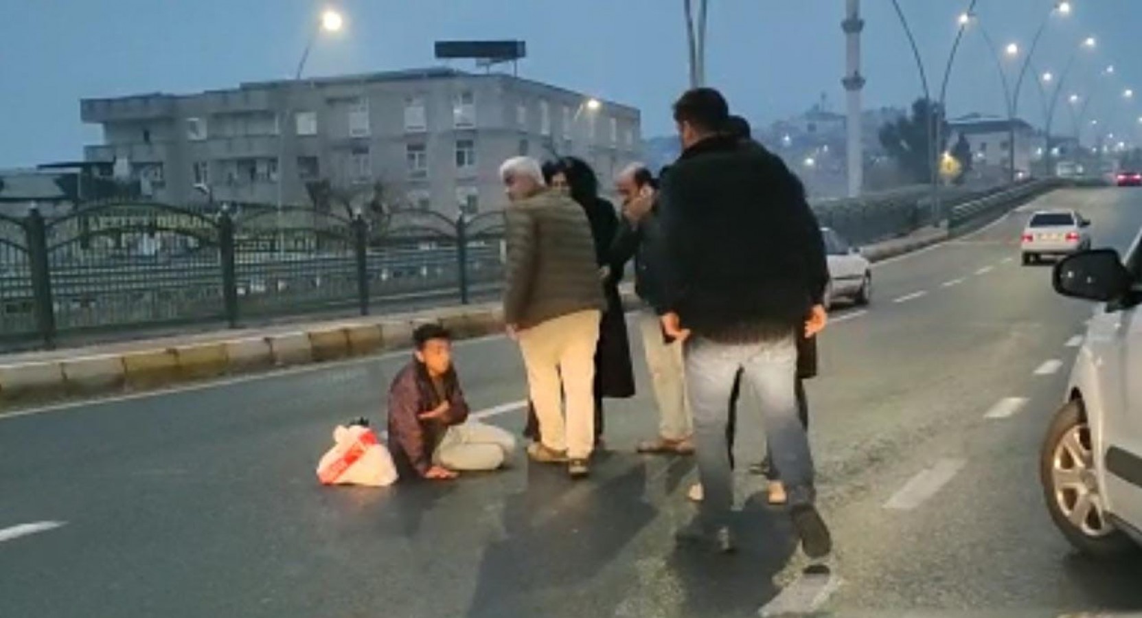 Demir parmaklıklardan atlayan yayaya araba çarptı!;