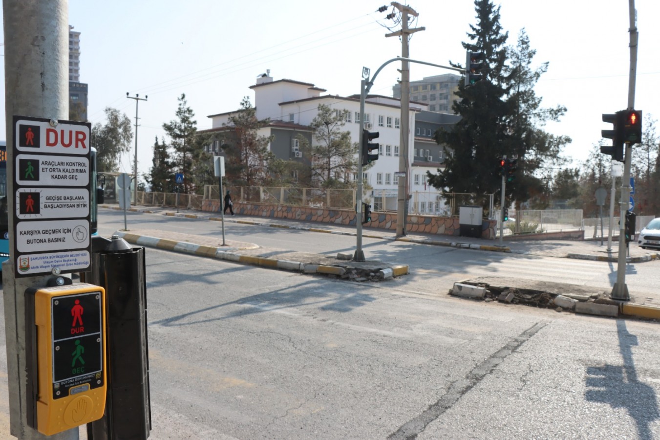 Büyükşehir’den okul önlerine butonlu yaya geçidi;