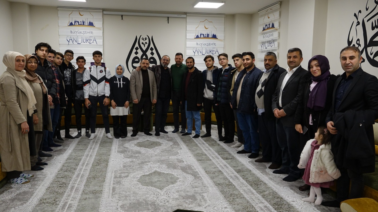 Şair Yazar Sinan Yağmur Urfa’da gençlerle bir araya geldi;
