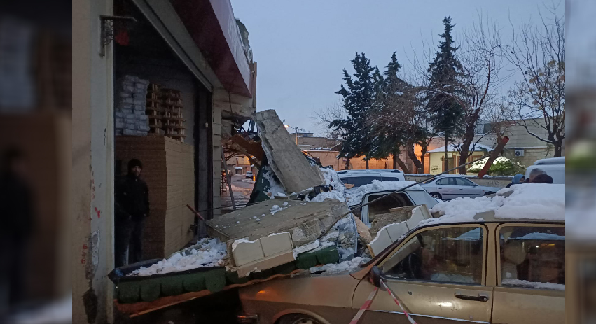 Urfa'da sundurma çöktü, araçlar altında kaldı!;