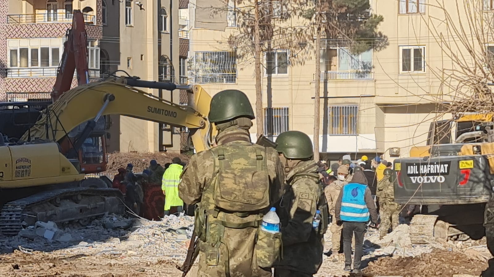 Urfa’da askerler, fırsatçılara karşı nöbet tutuyor;