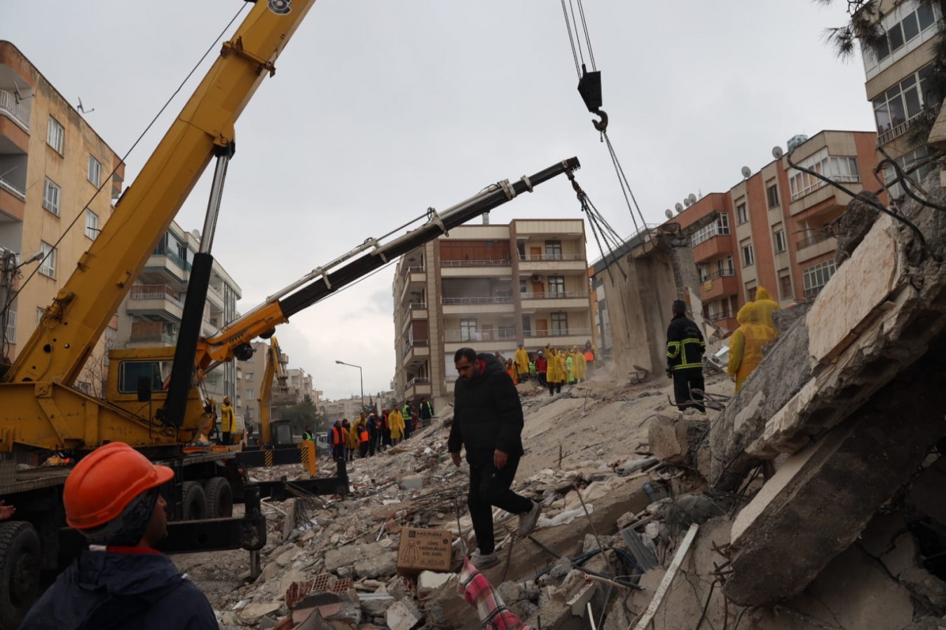 Başkan Beyazgül depremzedelerle ilgilendi;