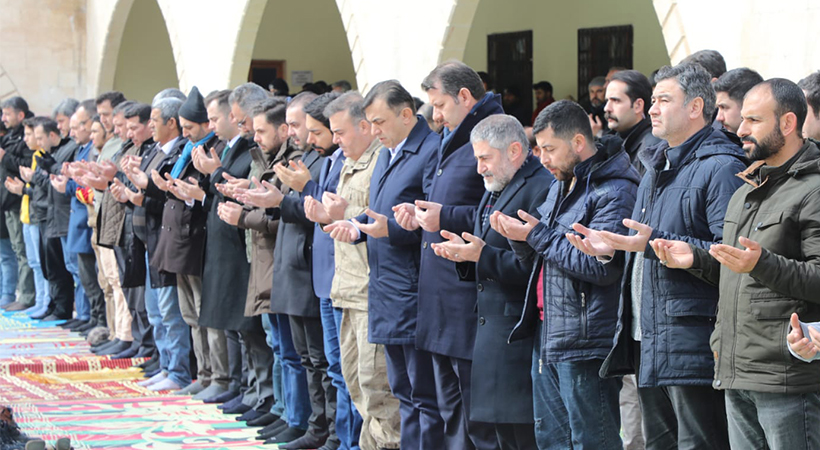 Urfa’da depremden etkilenenler için cuma namazında dua edildi;