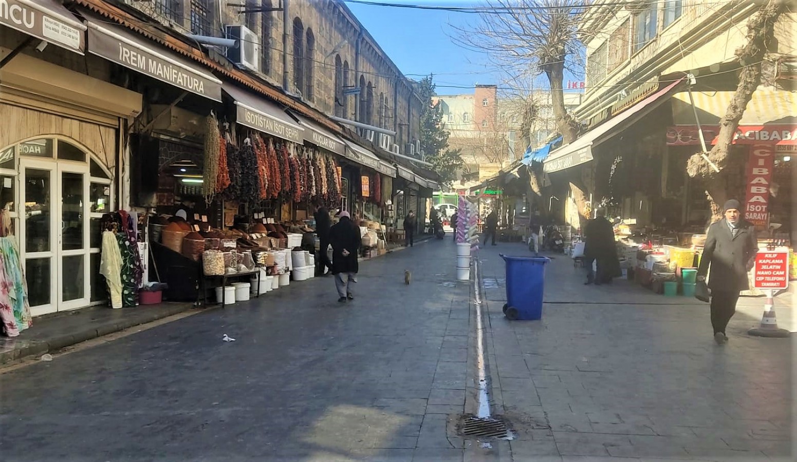 Deprem bölgesindeki esnaf günler sonra dükkânlarını açtı;