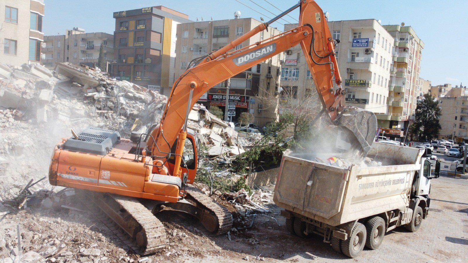 Urfa’da enkaz kaldırma çalışmaları devam ediyor;