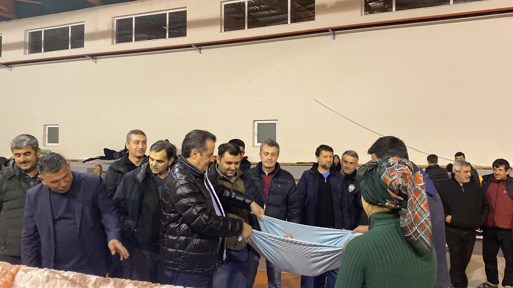 Eski Bakan Çelik deprem bölgesinde;