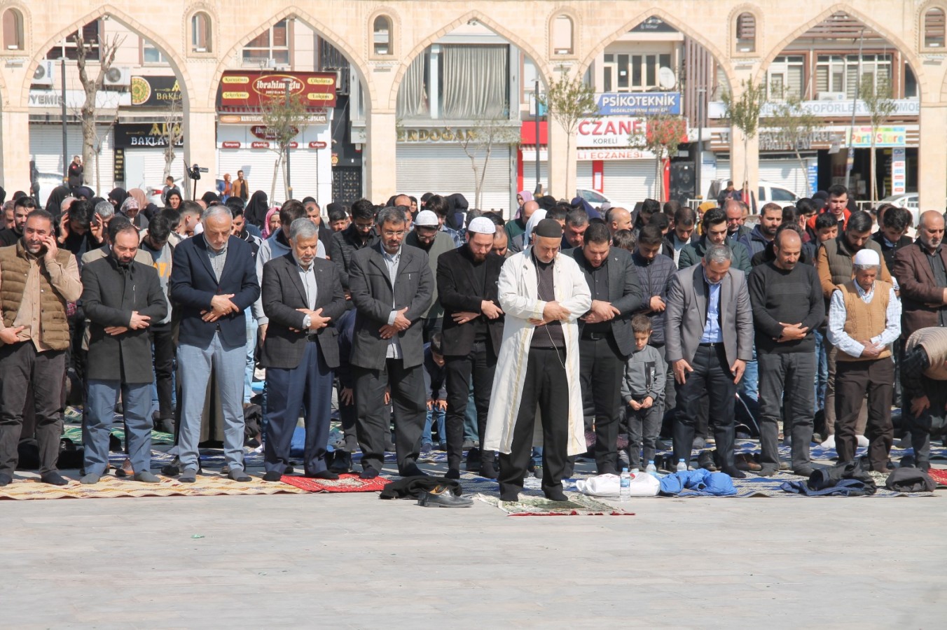 Urfa’da depremlerde vefat edenler için gıyabi cenaze namazı kılındı;