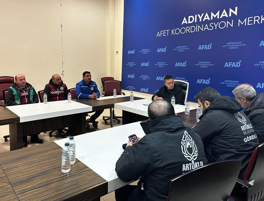 Halfeti Belediye Başkanı Albayrak, Adıyaman’daki yaraların sarılması için çaba sarf ediyor;