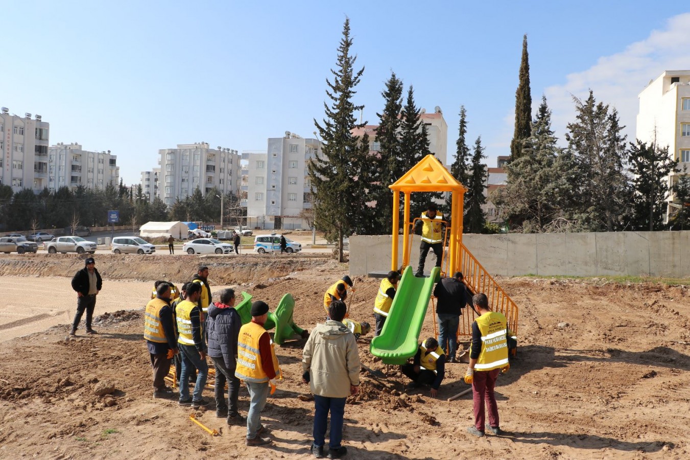 Büyükşehir, Adıyaman’da yaraları sarmaya devam ediyor;