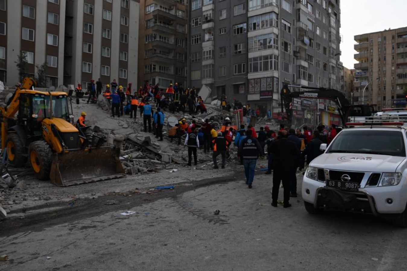 Vali Ayhan açıkladı: 1 yaralı var, enkazda bir ize rastlanmadı;