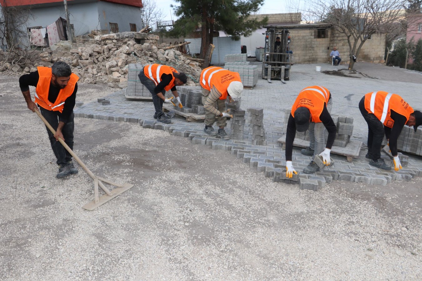 Karaköprü kırsalındaki yollar onarılıyor;