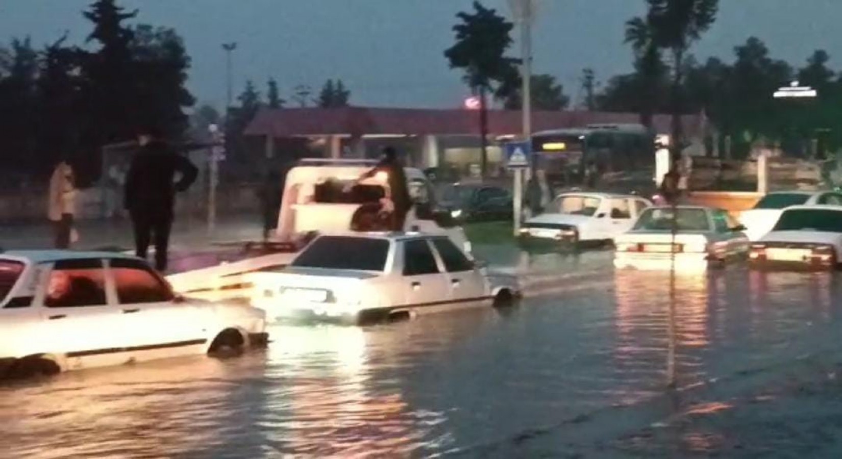 Urfalılar dikkat! Yağış sonrası yol ulaşıma kapatıldı;