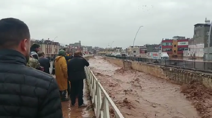 Şanlıurfa Valiliği'nden uyarı: Zemin ve bodrum katlardaki konutları acilen boşaltın;