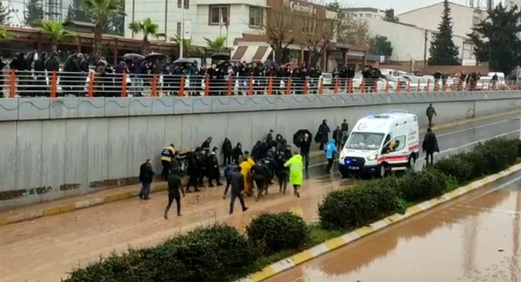 Urfa merkezindeki kavşakta bir kişinin cansız bedenine ulaşıldı;