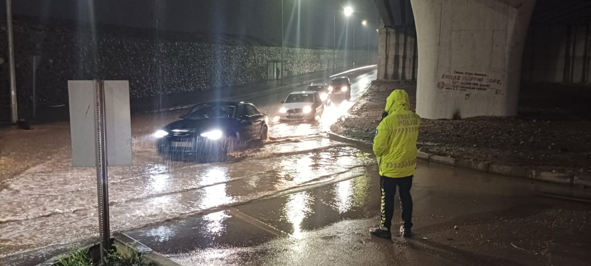 Urfa'da su birikintileri oluşmaya başladı! Polisler görev başında...;