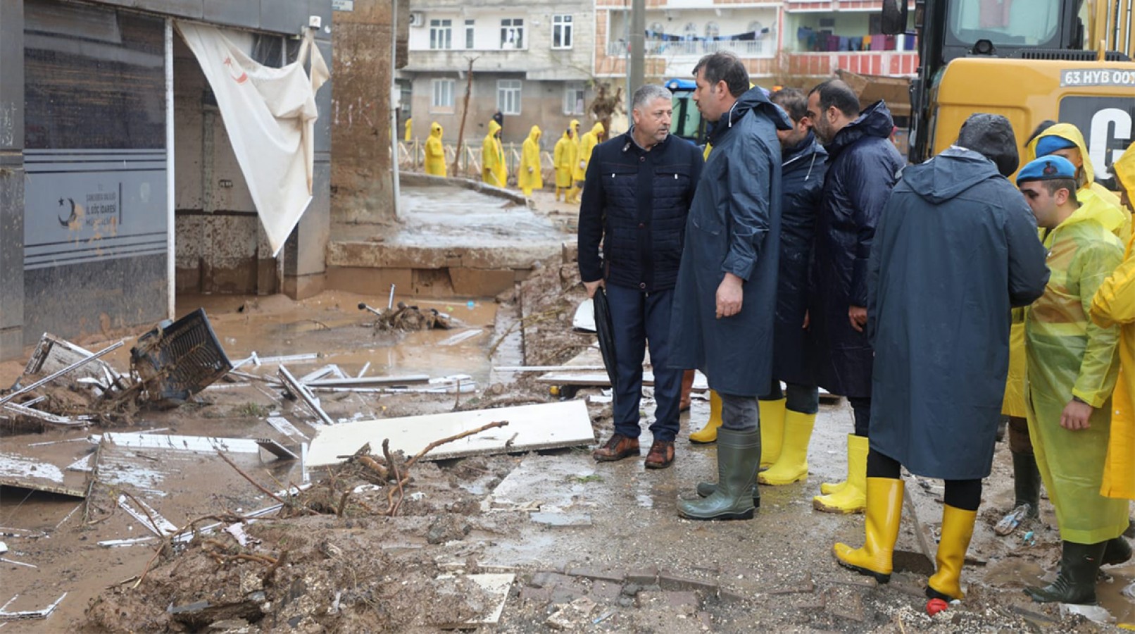 Urfa'da etkili olan sağanak yağış nedeniyle binlerce personel ve araç sahada;