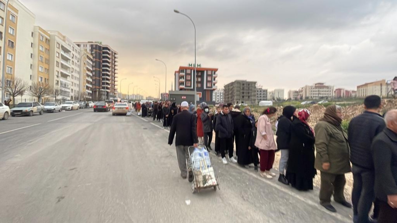 Urfa’da temiz içme suyu kuyruğu;