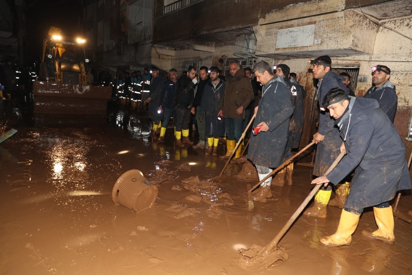 Eyyübiye Belediyesi ekipleri selden etkilenen mahallelerde çift vardiya halinde çalışıyor;