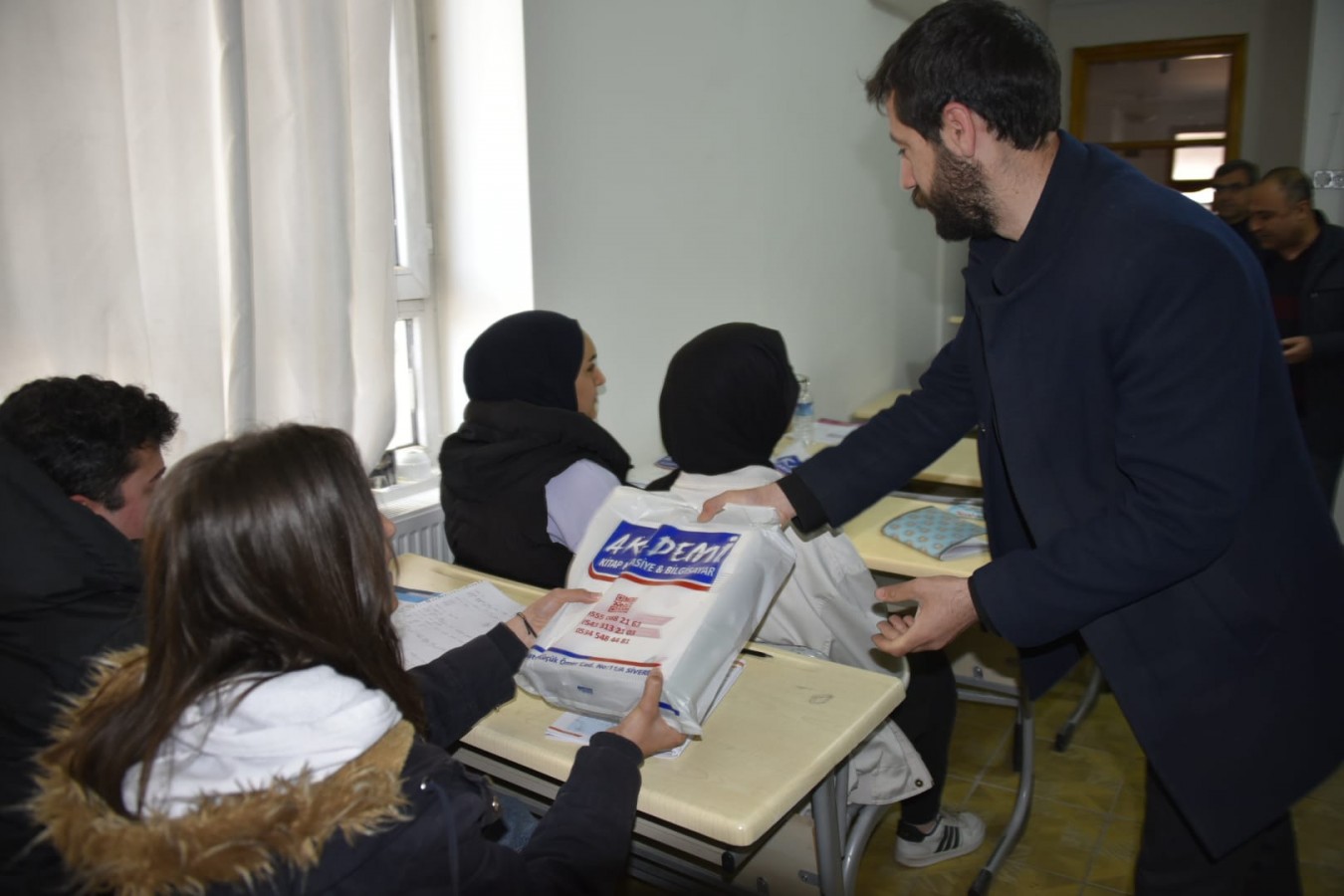 Üniversite adaylarına kitap desteği;