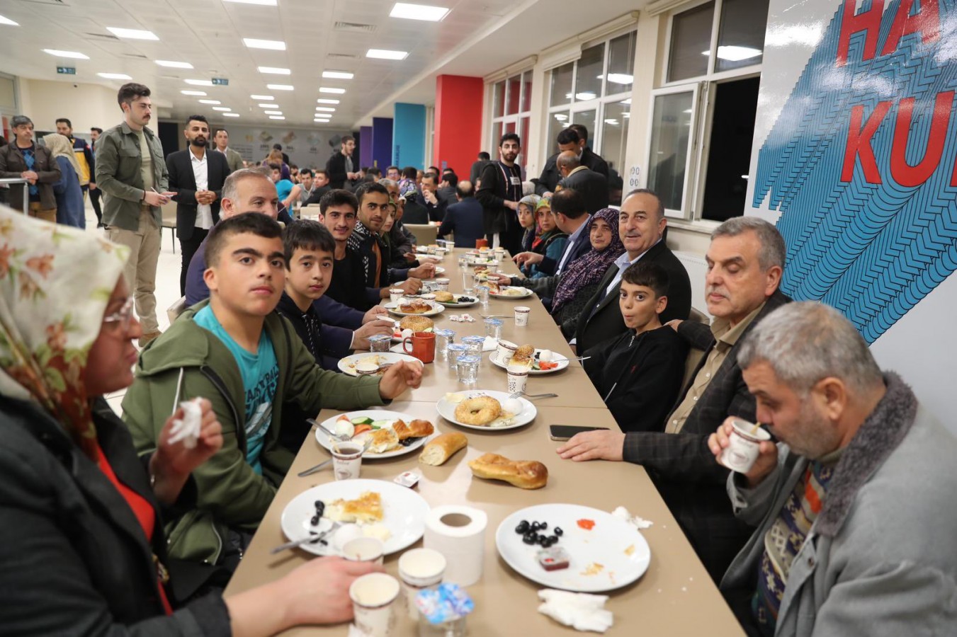 Bakan Çavuşoğlu, Urfa’da depremzedelerle sahur yaptı;