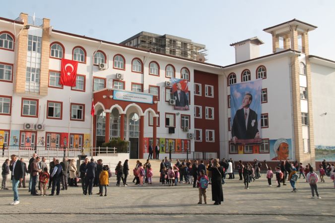 Depremin etkilediği 4 ilin bazı ilçelerinde eğitim öğretime başlandı;