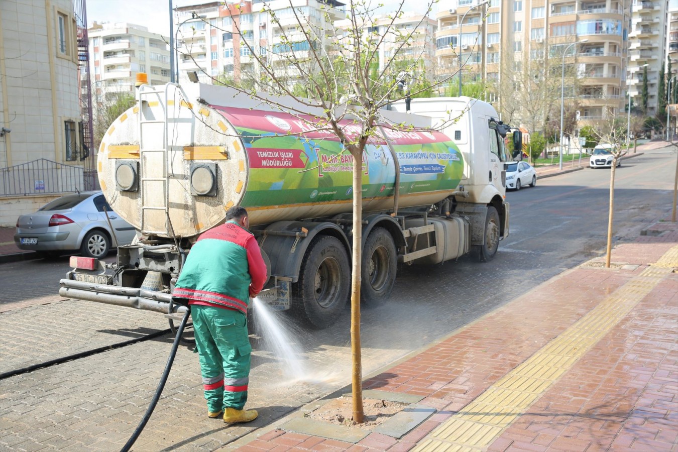 Karaköprü’de sel sonrası çamurlu yollar temizleniyor;