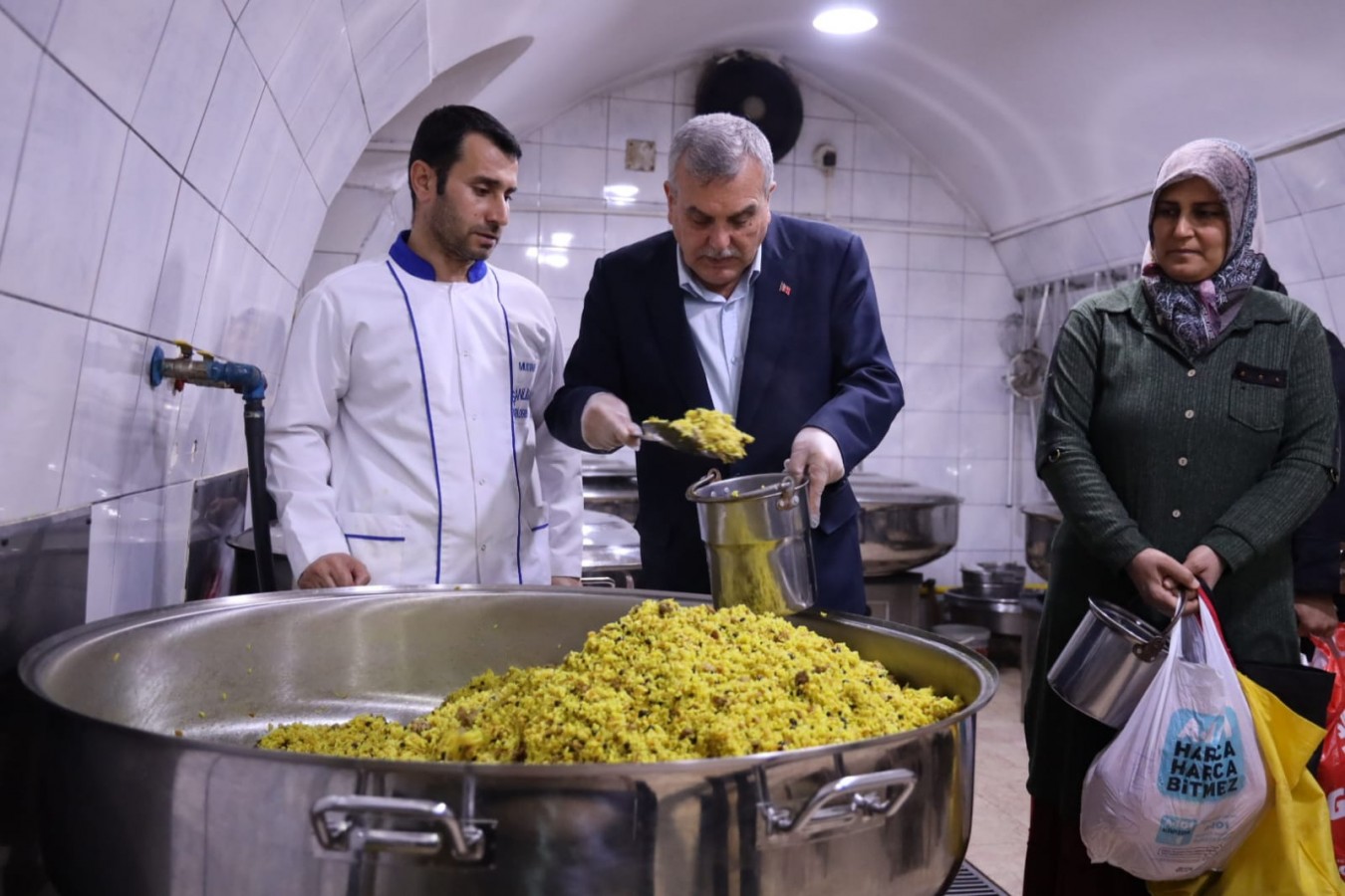 Büyükşehir Belediye Başkanı Beyazgül aşevini ziyaret etti;