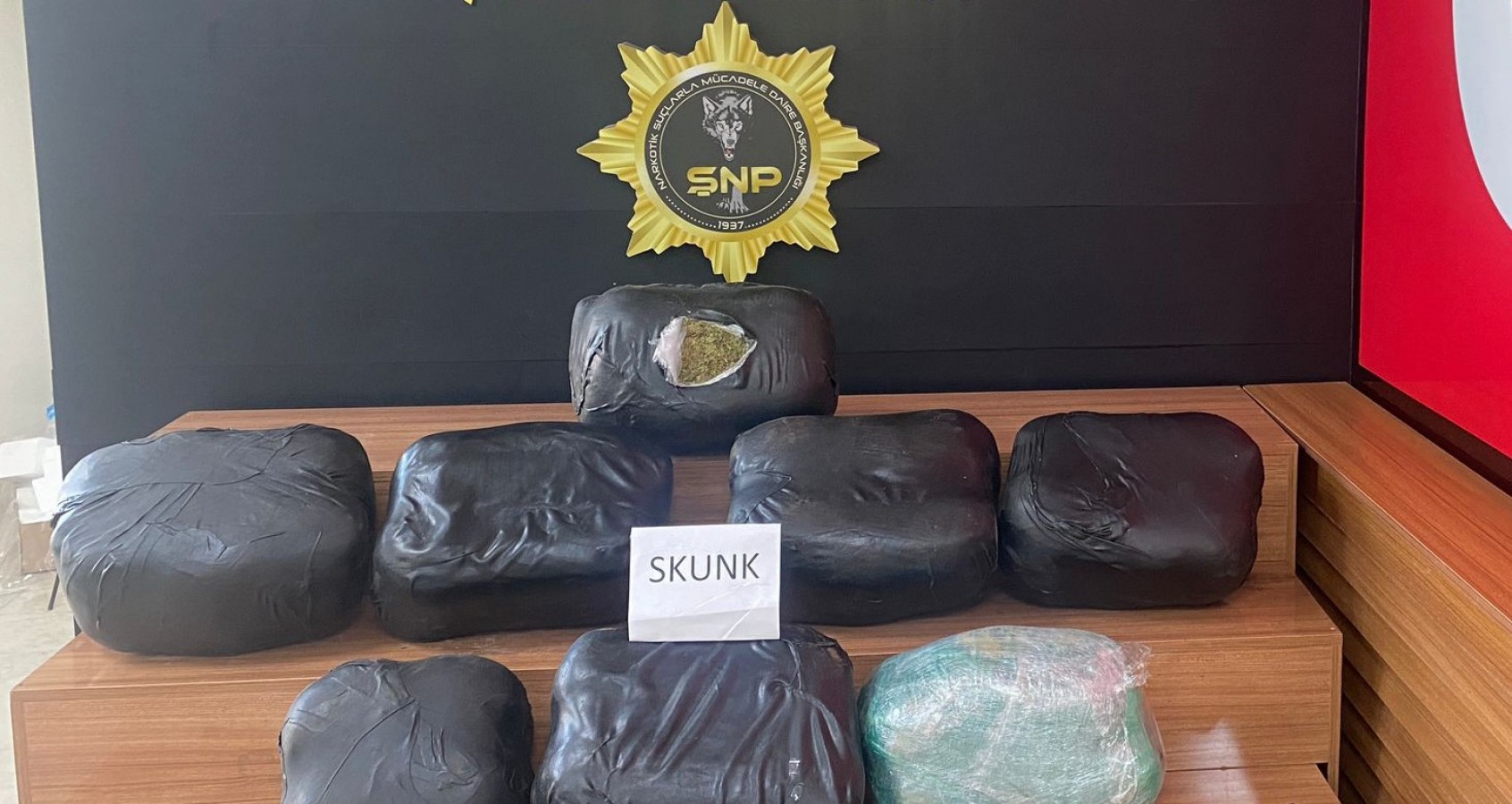 Şanlıurfa’da iki araçta arama! Yüklü miktarda skunk maddesi ele geçirildi;