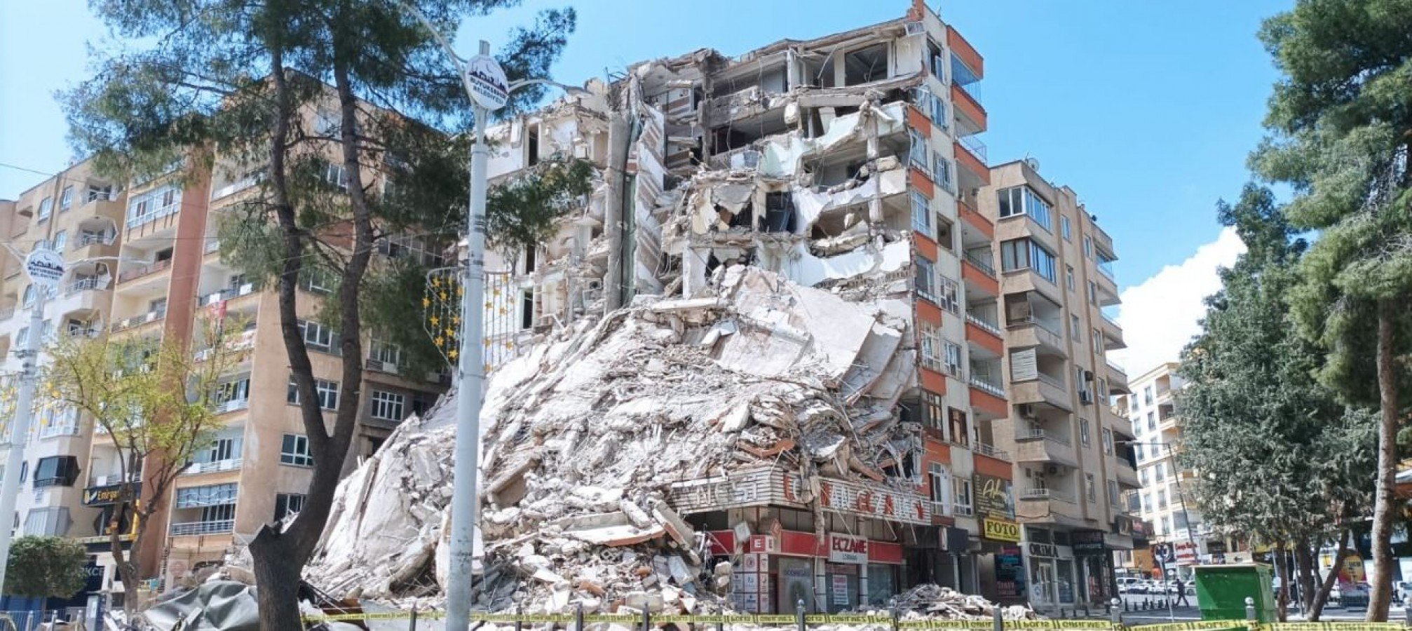 Bahçelievlerde bir binanın daha yıkım işlemleri gerçeleştiriliyor;