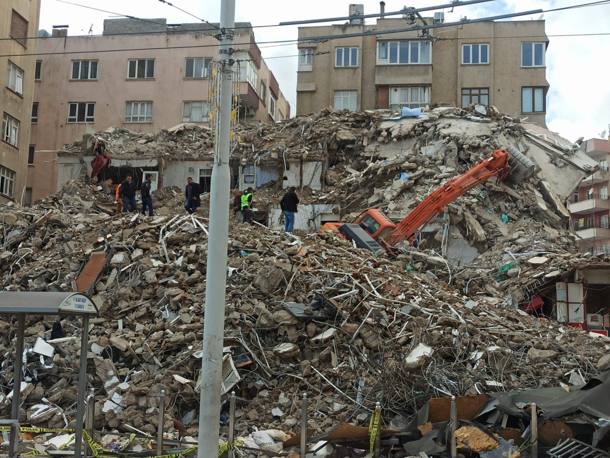 Urfa’daki yıkım işlemlerinde iş makinesi kaza geçirdi;