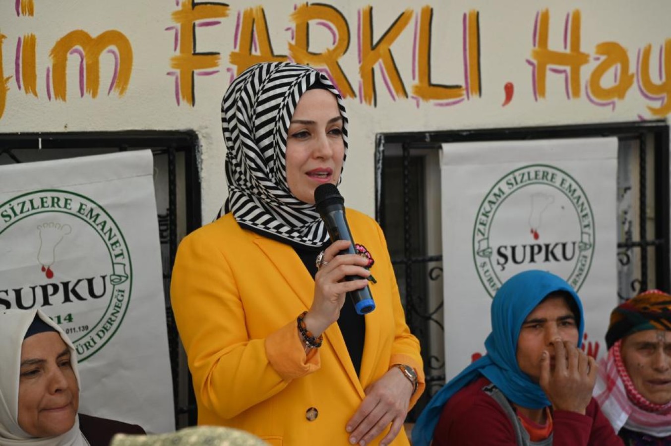 Vali Ayhan’ın eşi Akkiraz Ayhan fenilketonüri hastası çocuklarla kahvaltı yaptı;