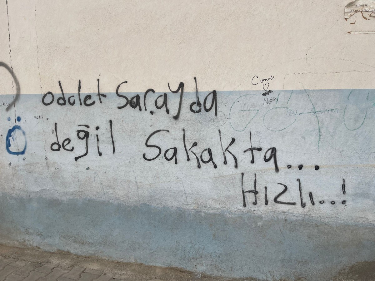 Bakan Bozdağ konuşurken ‘duvar yazısı’ dikkat çekti!;