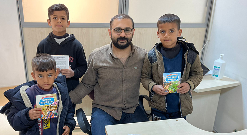 Siverek Devlet Hastanesi doktorundan hastalara kitap okuma teşviği;