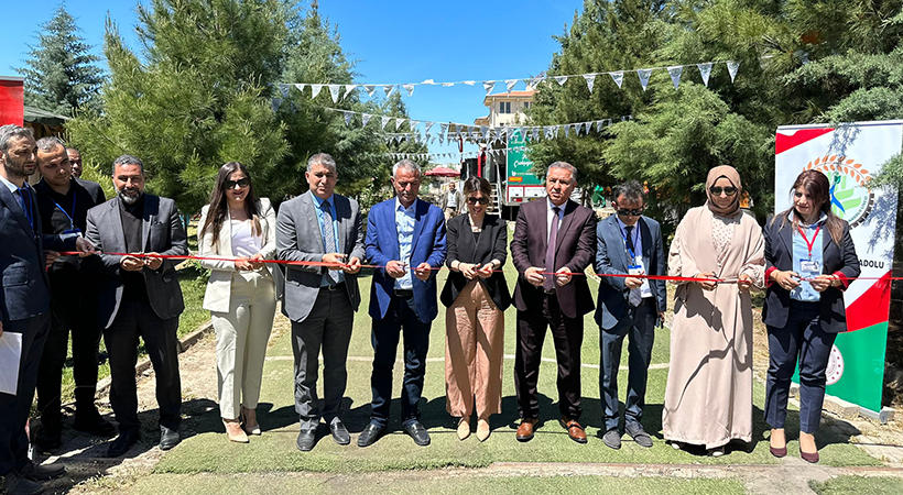 Viranşehir’de öğrenciler depremzedeler yararına kermes düzenledi;