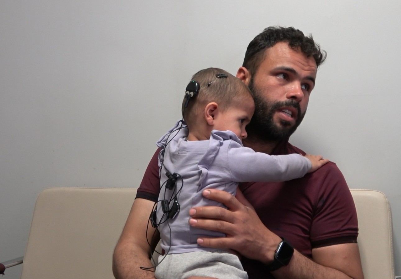 17 aylık Zelal, 'biyonik kulak' ile duydu;