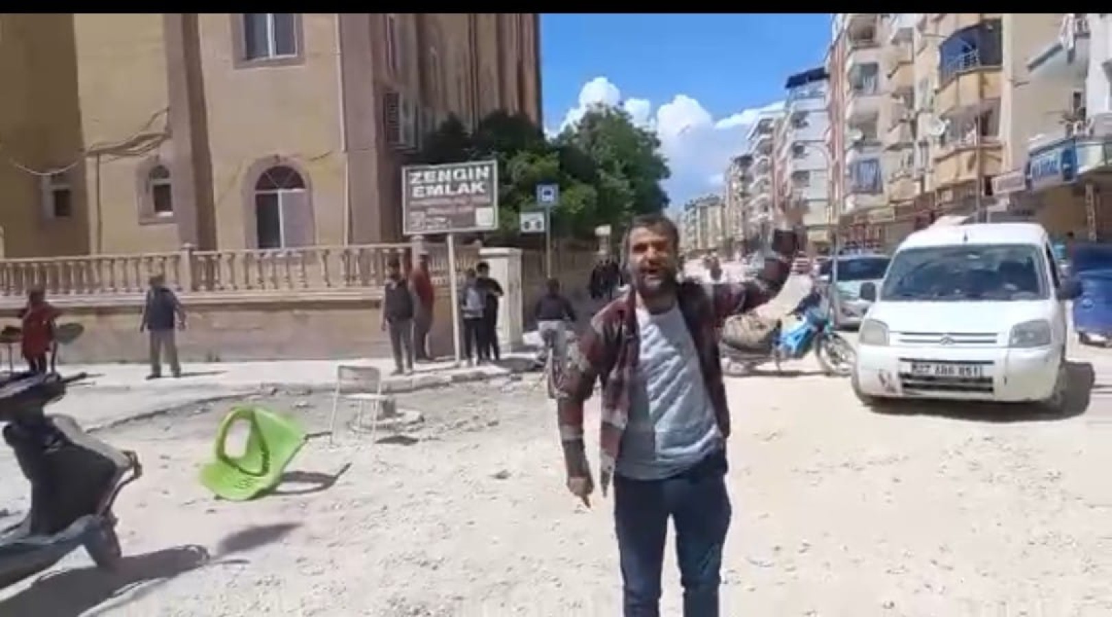 Birecik’te bitmeyen yol çalışması esnafı canından bezdirdi;