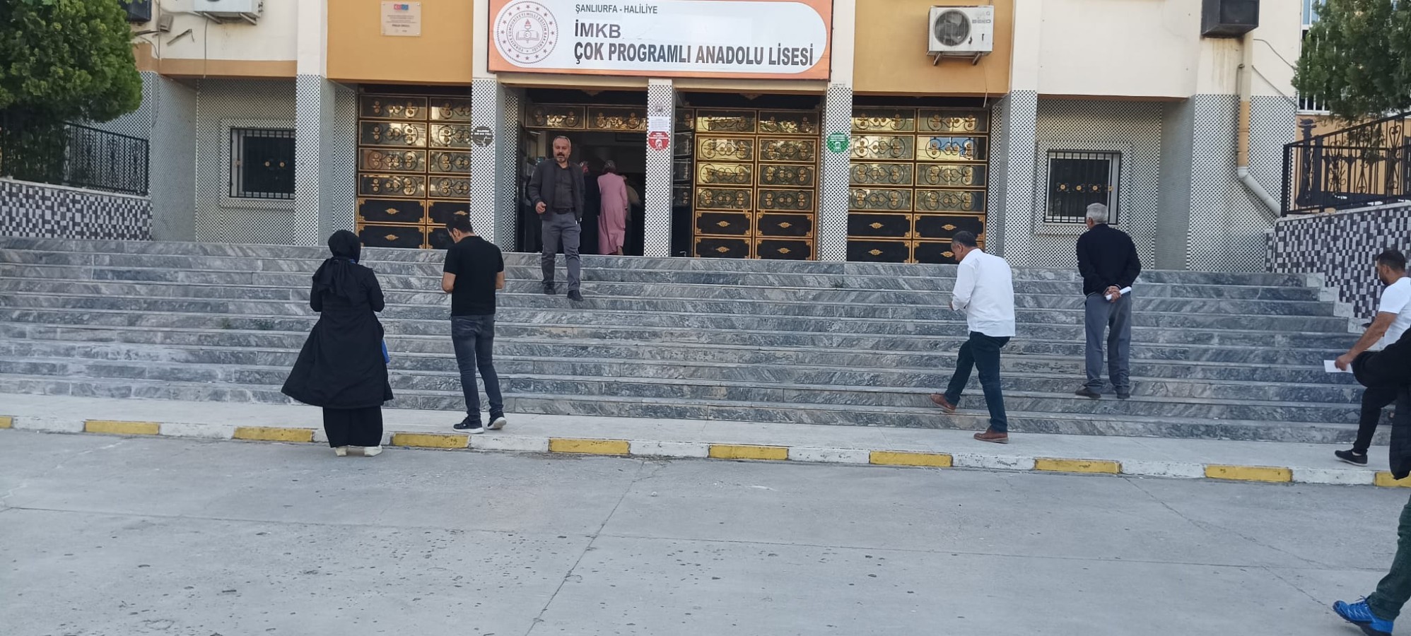 Urfa'da oy verme işlemi başladı;