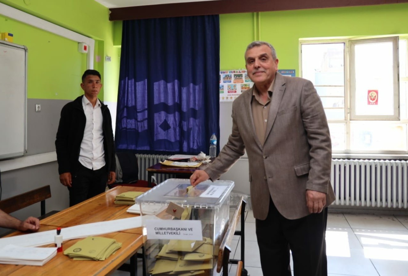 Başkan Beyazgül oyunu Haliliye’de Rasime Polat İlkokulu'nda kullandı;