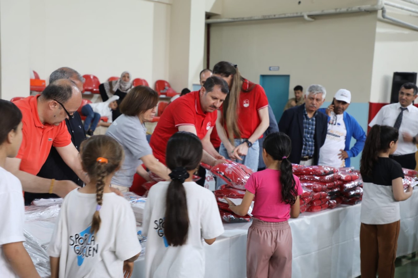 Urfa’da öğrencilere spor malzemesi dağıtıldı;
