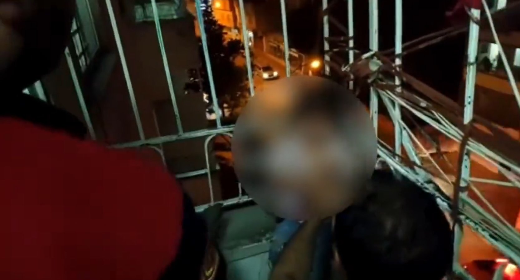 Kafasını korkuluklara sıkıştıran küçük kızın yardımına itfaiye koştu;