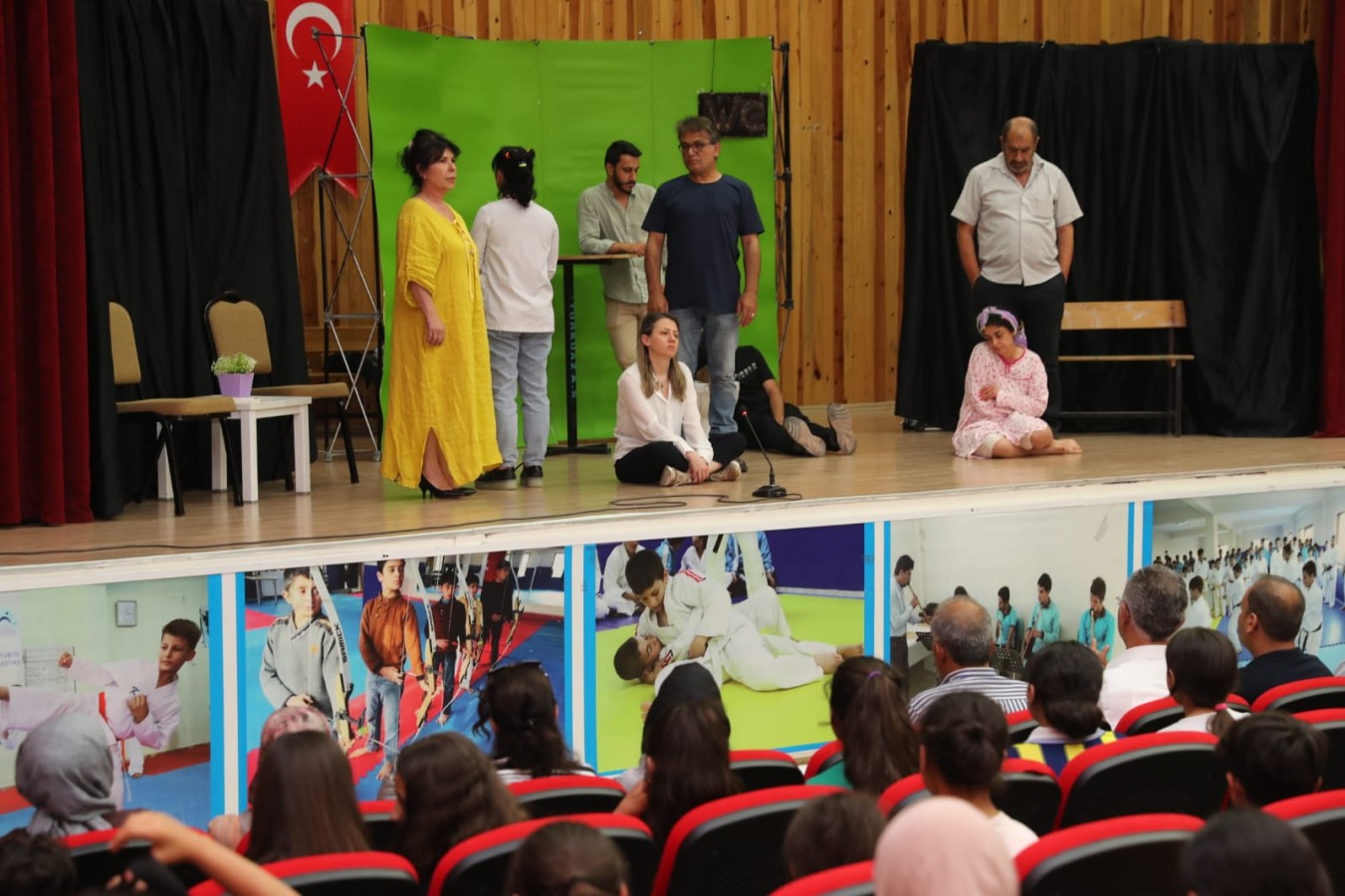Eyyübiye’de öğrenciler tiyatro oyunu izledi;