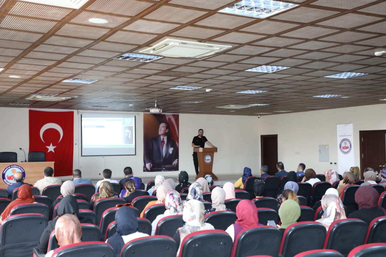 Viranşehir’de kadınlara “en iyi narkotik polisi anne eğitimi”;