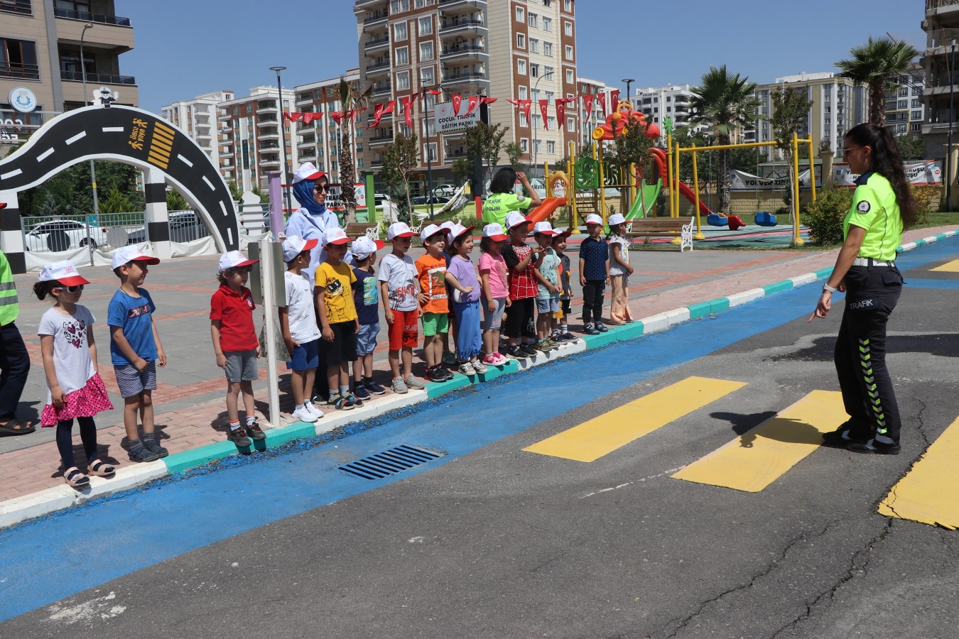 Trafik kurallarını hem öğreniyorlar hem eğleniyorlar;