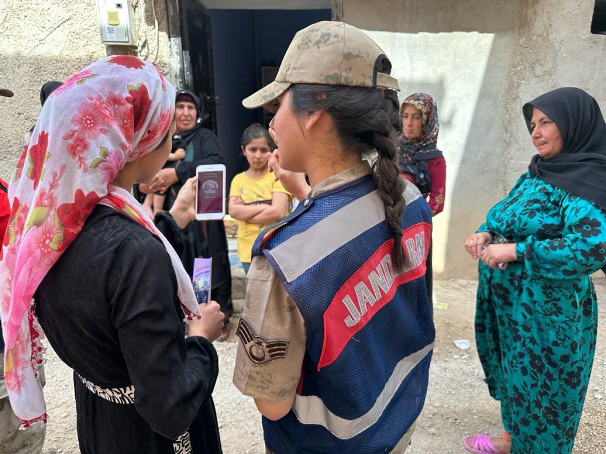Urfa’da jandarma ekipleri KADES uygulamasını tanıttı;
